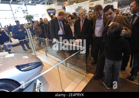 Pierre Fillon (fratello del primo Ministro), Francois Fillon con suo figlio Arnaud in visita al Salon Retromobile, a Parigi il 10 febbraio 2008. Foto di Elodie Gregoire/ABACAPRESS.COM Foto Stock