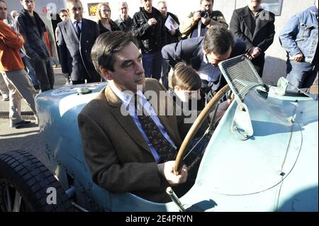 Pierre Fillon (fratello del primo Ministro), Francois Fillon con suo figlio Arnaud in visita al Salon Retrobobile, a Parigi il 10 febbraio 2008. Foto di Elodie Gregoire/ABACAPRESS.COM Foto Stock