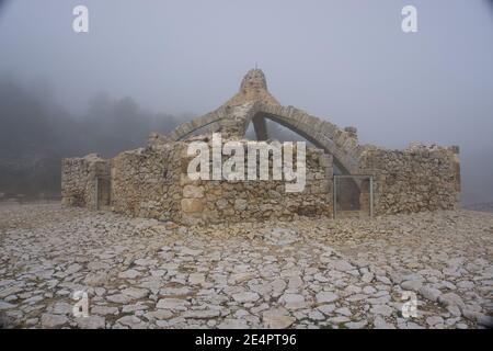 Antico campo di neve abbandonato. Struttura in pietra. Luogo famoso. Cava Gran o Cava Arquejada, Agres, Sierra de Mariola, Spagna. Alicante Foto Stock