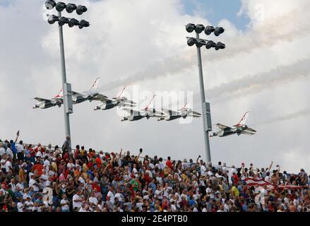 Gli Stati Uniti Air Force Thunderbirds eseguono un volo prima della 50a esecuzione del Daytona 500 presso il Daytona International Speedway, Daytona Beach, FL, USA il 17 febbraio 2008. Foto di Geoff Burk/Cal Sport Media/Cameleon/ABACAPRESS.COM Foto Stock