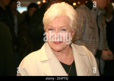 L'attrice-cantante Line Renaud arriva alla prima del film 'Bienvenue Chez les CH'tis', diretto da Dany Boon, a Lille, Francia, il 18 febbraio 2008. Foto di Eric Pollet/ABACAPRESS.COM Foto Stock