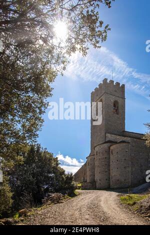 Una strada che conduce all'ingresso di un castello medievale con una torre merlata, fortezza murata di Muro, la Fueva, Huesca, Spagna Foto Stock