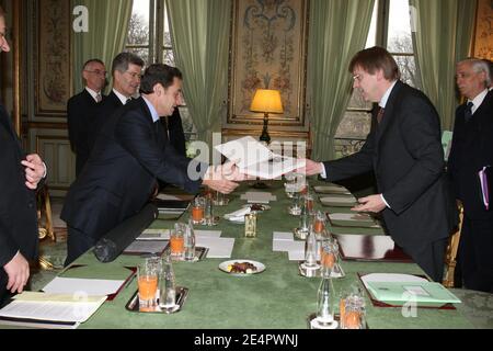 Il presidente francese Nicolas Sarkozy riceve un libro del pittore belga Pierre Alechinsky dal primo ministro belga Guy Verhofstadt durante un incontro al Palazzo Elysee a Parigi, in Francia, il 20 febbraio 2008. Il primo ministro belga Guy Verhofstadt ha dichiarato il 19 febbraio che si alzerà il 20 marzo per essere sostituito dal leader dei cristiano-democratici fiamminghi Yves Leterme. Foto di Alain Benainous/Pool/ABACAPRESS.COM Caption locale 20/02/2008.incontro del Presidente francese Nicolas Sarkozy con il primo ministro belga Pierre Alechinsky presso l'Elysee Palace Foto Stock