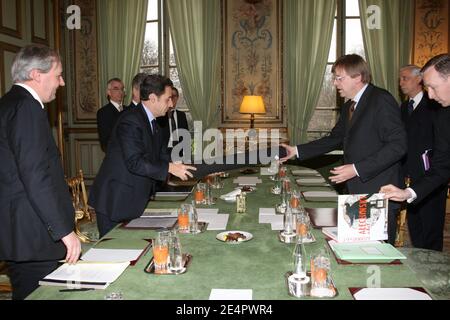 Il presidente francese Nicolas Sarkozy riceve un libro del pittore belga Pierre Alechinsky dal primo ministro belga Guy Verhofstadt durante un incontro al Palazzo Elysee a Parigi, in Francia, il 20 febbraio 2008. Il primo ministro belga Guy Verhofstadt ha dichiarato il 19 febbraio che si alzerà il 20 marzo per essere sostituito dal leader dei cristiano-democratici fiamminghi Yves Leterme. Foto di Alain Benainous/Pool/ABACAPRESS.COM Caption locale 20/02/2008.incontro del Presidente francese Nicolas Sarkozy con il primo ministro belga Pierre Alechinsky presso l'Elysee Palace Foto Stock