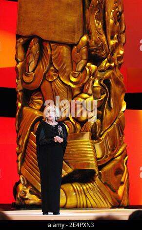 File Photo - Jeanne Moreau consegna il discorso di accettazione dopo aver ricevuto un premio onorario durante la 33a cerimonia di Cesar (premio al cinema francese) tenutasi al Theatre du Chatelet di Parigi, Francia, il 22 febbraio 2008. L'attrice Jeanne Moreau, una delle più grandi star del cinema francese degli ultimi 60 anni, è morta all'età di 89 anni. La stella è probabilmente più conosciuta per il suo ruolo nel nuovo film d'onda Jules et Jim di Francois Truffaut del 1962. Ha vinto un certo numero di premi compreso il premio dell'attrice migliore a Cannes per sette giorni... Sette notti nel 1960. Ha anche lavorato con Orson Welles in diversi film e ha vinto il Bef Foto Stock