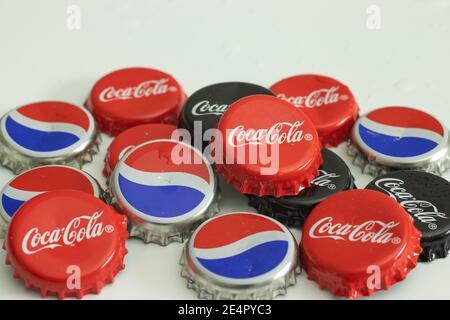 New York, USA - 1° gennaio 2021: Tappi per bottiglie di coke. Coca-Cola e Pepsi drink logo, editoriale illustrativo Foto Stock