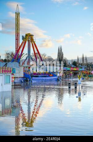 Stourport-on-Severn, Regno Unito. 23 gennaio 2021. L'acqua di inondazione in Stourport-on-Severn ha completamente coperto il parcheggio vicino alla fiera avendo prima scoppiato le rive del fiume. Foto Stock