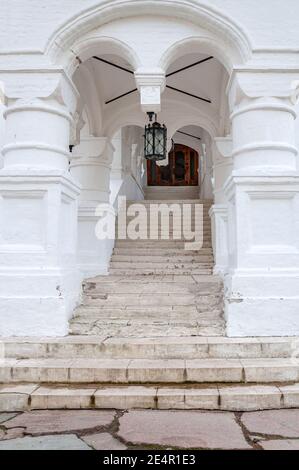 Cremlino di Rostov il Grande. L'anello d'oro della Russia. Frammento della scala in pietra della cattedrale, vista dal basso. Foto Stock