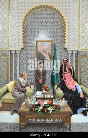 ESCLUSIVA - il Ministro degli interni francese Michele Alliot-Marie incontra il re Saudita Abdullah Bin Abdulaziz al Saud, a Riyadh, Arabia Saudita, il 25 febbraio 2008, in occasione di una visita di 2 giorni nel regno dell'Arabia Saudita. Foto di Ammar Abd Rabbo/ABACAPRESS.COM Foto Stock