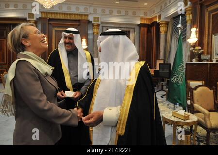 ESCLUSIVA - il Ministro degli interni francese Michele Alliot-Marie incontra il principe della corona Saudita Sultan Bin Abdulaziz al Saud, a Riyadh, Arabia Saudita, il 25 febbraio 2008, in occasione di una visita di 2 giorni nel regno dell'Arabia Saudita. Foto di Ammar Abd Rabbo/ABACAPRESS.COM Foto Stock