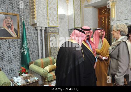 ESCLUSIVA - il Ministro degli interni francese Michele Alliot-Marie incontra il re Saudita Abdullah Bin Abdulaziz al Saud, a Riyadh, Arabia Saudita, il 25 febbraio 2008, in occasione di una visita di 2 giorni nel regno dell'Arabia Saudita. Foto di Ammar Abd Rabbo/ABACAPRESS.COM Foto Stock