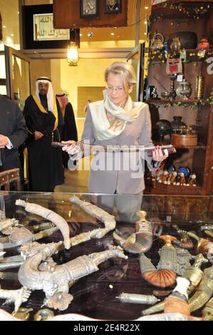 ESCLUSIVA - il Ministro degli interni francese Michele Alliot-Marie prende una spada tradizionale in un negozio di souvenir al Museo Nazionale Saudita a Riyadh, Arabia Saudita il 25 febbraio 2008, mentre è in visita di 2 giorni nel regno dell'Arabia Saudita. Foto di Ammar Abd Rabbo/ABACAPRESS.COM Foto Stock
