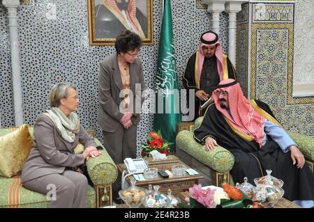 ESCLUSIVA - il Ministro degli interni francese Michele Alliot-Marie incontra il re Saudita Abdullah Bin Abdulaziz al Saud, a Riyadh, Arabia Saudita, il 25 febbraio 2008, in occasione di una visita di 2 giorni nel regno dell'Arabia Saudita. Foto di Ammar Abd Rabbo/ABACAPRESS.COM Foto Stock