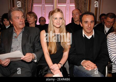 Alain Delon, Elie Semoun e la sua fidanzata Juliette partecipano alla mostra Fabrizio Capriata Autunno-Inverno 2008-2009 Collezione Ready-to-Wear che si tiene presso l' 'Hotel De Crillon' a Parigi, Francia, il 28 febbraio 2008. Foto di Giancarlo Gorassini/ABACAPRESS.COM Foto Stock
