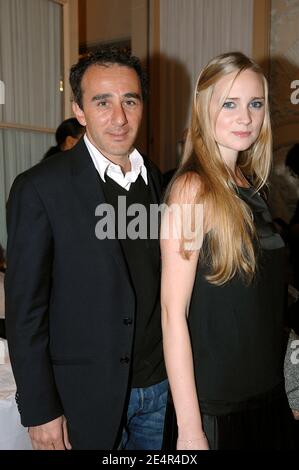 Elie Semoun e la sua fidanzata Juliette partecipano alla mostra Fabrizio Capriata Autunno-Inverno 2008-2009 Ready-to-Wear Collection che si tiene presso l' 'Hotel De Crillon' di Parigi, in Francia, il 28 febbraio 2008. Foto di Giancarlo Gorassini/ABACAPRESS.COM Foto Stock