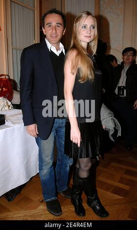 Elie Semoun e la sua fidanzata Juliette partecipano alla mostra Fabrizio Capriata Autunno-Inverno 2008-2009 Ready-to-Wear Collection che si tiene presso l' 'Hotel De Crillon' di Parigi, in Francia, il 28 febbraio 2008. Foto di Giancarlo Gorassini/ABACAPRESS.COM Foto Stock