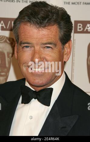 Pierce Brosnan arriva per il 16° BAFTA/LA Cunard Britannia Awards, tenutosi presso l'Hyatt Regency Century Plaza di Los Angeles, California, USA il 1° novembre 2007. Foto di Baxter/ABACAPRESS.COM Foto Stock