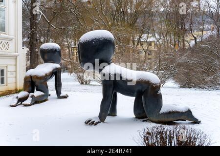 PRAGA, REPUBBLICA CECA - 14 GENNAIO 2021: Bambini - sculture in bronzo installate sull'isola di Kampa a Praga, Repubblica Ceca. Artista: David Cerny Foto Stock