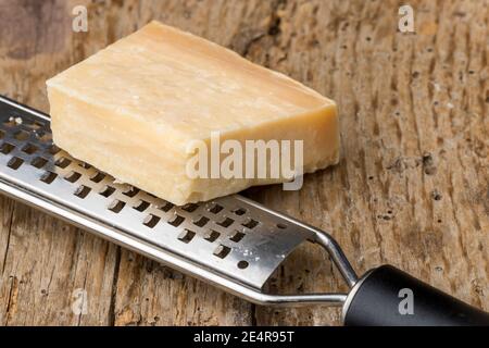 parmigiano con grattugia Foto Stock