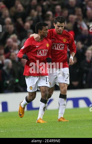 Cristiano Ronaldo di Manchester United festeggia il suo primo gol con il suo compagno di squadra Luis Nani durante la UEFA Champions League, il primo Knockout Round, la seconda tappa, Manchester United vs Olympique Lyonnais allo stadio Old Trafford di Manchester, Regno Unito, il 4 marzo 2008. Manchester United ha vinto 1-0. Foto di Stuart Morton/Cameleon/ABACAPRESS.COM Foto Stock