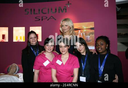 Adriana Karembeu promuove la sua linea "Silicium" all'International SPA and Beauty Exhibition di Parigi, in Francia, l'8 marzo 2008. Foto di ABACAPRESS.COM Foto Stock