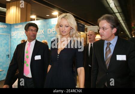 Adriana Karembeu promuove la sua linea "Silicium" all'International SPA and Beauty Exhibition di Parigi, in Francia, l'8 marzo 2008. Foto di ABACAPRESS.COM Foto Stock