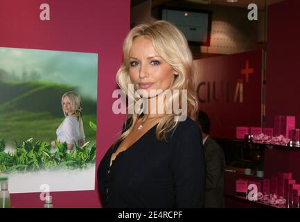 Adriana Karembeu promuove la sua linea "Silicium" all'International SPA and Beauty Exhibition di Parigi, in Francia, l'8 marzo 2008. Foto di ABACAPRESS.COM Foto Stock