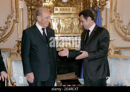 Il presidente francese Nicolas Sarkozy incontra il presidente israeliano Shimon Peres presso l'Elysee Palace di Parigi, il 10 marzo 2008. Foto di Benainous-Hounsfield/piscina/ABACAPRESS.COM Foto Stock
