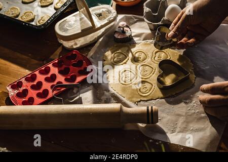 preparare i biscotti da pasta cruda a casa Foto Stock