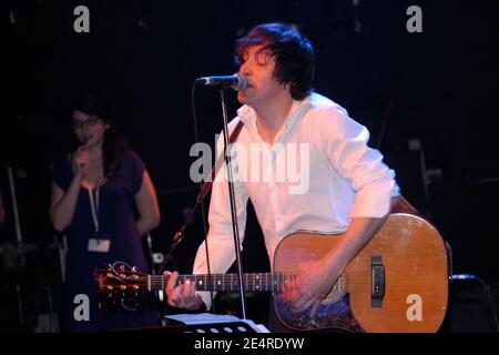 La cantante francese Cali suona dal vivo sul palco a Parigi, in Francia, il 17 aprile 2007. Foto di DS/ABACAPRESS.COM Foto Stock