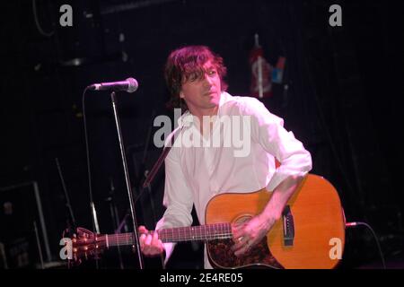 La cantante francese Cali suona dal vivo sul palco a Parigi, in Francia, il 17 aprile 2007. Foto di DS/ABACAPRESS.COM Foto Stock