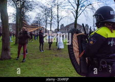 Amsterdam, Paesi Bassi. 17 gennaio 2021. Un manifestante grida agli abusi verbali di un ufficiale di rivolta femminile durante la manifestazione.almeno duemila persone si sono riunite nella zona Museumplein di Amsterdam, in una dimostrazione non autorizzata contro l'ultima politica di restrizione imposta dal governo per combattere la diffusione del coronavirus. Hanno ignorato gli ordini della polizia di lasciare la zona e 115 persone sono state arrestate di conseguenza. Credit: Charles M Vella/SOPA Images/ZUMA Wire/Alamy Live News Foto Stock