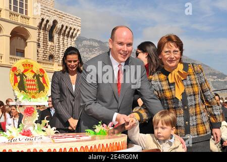 Mentre la principessa Stephanie guarda, il principe Alberto II di Monaco, aiutato da un ragazzino di nome Matheo, taglia la sua torta di compleanno per il suo cinquantesimo compleanno a a Monte-Carlo, Monaco, il 14 marzo 2008. Foto di Nebinger-Piovanotto/ABACAPRESS.COM Foto Stock