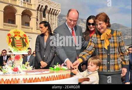 Mentre la principessa Stephanie guarda, il principe Alberto II di Monaco, aiutato da un ragazzino di nome Matheo, taglia la sua torta di compleanno per il suo cinquantesimo compleanno a a Monte-Carlo, Monaco, il 14 marzo 2008. Foto di Nebinger-Piovanotto/ABACAPRESS.COM Foto Stock