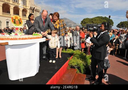 Mentre la principessa Stephanie guarda, il principe Alberto II di Monaco, aiutato da un ragazzino di nome Matheo, taglia la sua torta di compleanno per il suo cinquantesimo compleanno a a Monte-Carlo, Monaco, il 14 marzo 2008. Foto di Nebinger-Piovanotto/ABACAPRESS.COM Foto Stock