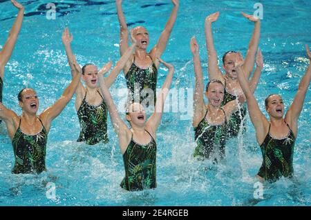 Il team della Repubblica Ceca compete sul nuoto di routine tecnico di squadra in sincronia durante il 29° campionato europeo di nuoto, a Eindhoven, Paesi Bassi, il 15 marzo 2008. Foto di Nicolas Gouhier/Cameleon/ABACAPRESS.COM Foto Stock