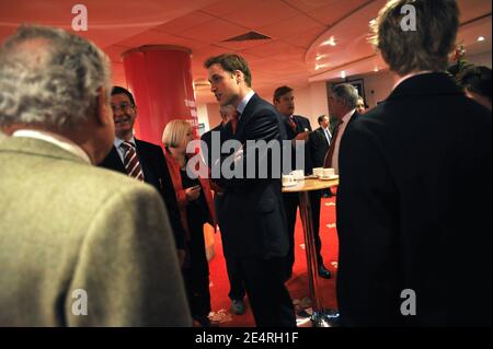 Il principe William della Gran Bretagna è visto prima della partita di rugby delle sei Nazioni Francia contro il Galles al Millennium Stadium di Cardiff, Galles, il 15 marzo 2008. Foto di Elodie Gregoire/ABACAPRESS.COM Foto Stock