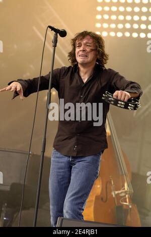 La cantante francese Cali si esibisce dal vivo sul palco durante la manifestazione "Fete de l'Humanite", a la Courneuve, vicino a Parigi, in Francia, il 19 settembre 2006. Foto di DS/ABACAPRESS.COM Foto Stock