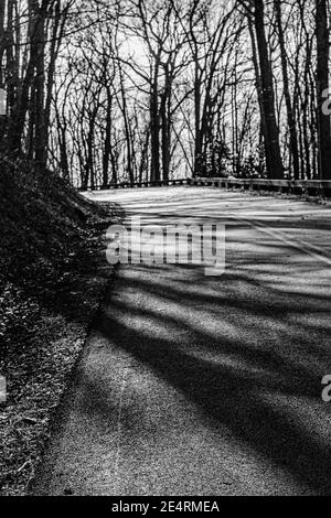 Il Blue Ridge Parkway si aggira intorno alle colline vicino ad Asheville, North Carolina, USA Foto Stock