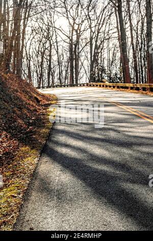 Il Blue Ridge Parkway si aggira intorno alle colline vicino ad Asheville, North Carolina, USA Foto Stock