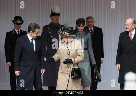 La regina Elisabetta II e Duca di Edimburgo ricevono Carla Bruni-Sarkozy e il presidente francese Nicolas Sarkozy per l'accoglienza cerimoniale al Castello di Windsor, Regno Unito, il 26 marzo 2008. Foto di Jacques Witt/piscina/ABACAPRESS.COM. Foto Stock