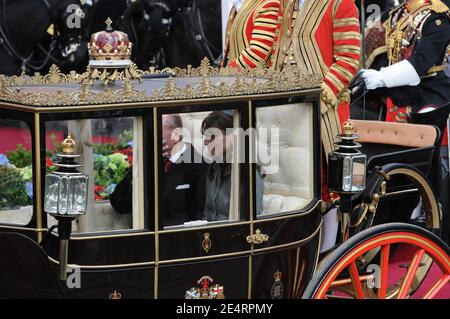 Carla Bruni-Sarkozy giostra in carrozza con il Duca di Edimburgo al Castello di Windsor, Regno Unito, il 26 marzo 2008. Foto di Jacques Witt/piscina/ABACAPRESS.COM. Foto Stock