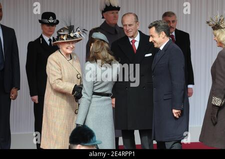 La regina Elisabetta II e il duca di Edimburgo ricevono Carla Bruni-Sarkozy, il presidente francese Nicolas Sarkozy e la duchessa Camilla di Cornovaglia per un benvenuto cerimoniale al Castello di Windsor, Regno Unito, il 26 marzo 2008. Foto di Jacques Witt/piscina/ABACAPRESS.COM. Foto Stock
