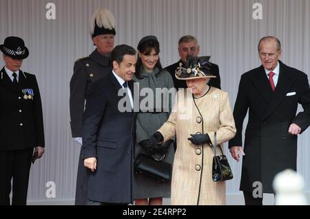 La regina Elisabetta II e Duca di Edimburgo ricevono Carla Bruni-Sarkozy e il presidente francese Nicolas Sarkozy per l'accoglienza cerimoniale al Castello di Windsor, Regno Unito, il 26 marzo 2008. Foto di Jacques Witt/piscina/ABACAPRESS.COM. Foto Stock