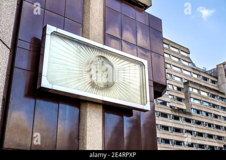 Blocco acrilico monolitico creato per Stanley Kubrick's 2001: A Space Odyssey, St Kathatrine Docks, Londra, Regno Unito Foto Stock