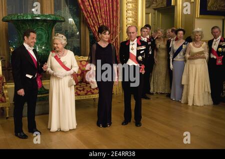 Il presidente francese Nicolas Sarkozy, e sua moglie Carla Bruni-Sarkozy, la regina d'Inghilterra Elizabeth e il marito Prince Philip posano per una fotografia di famiglia prima di un banchetto di Stato al Castello di Windsor, Regno Unito, il 26 marzo 2008. Foto di Philippe Wojazer/piscina/ABACAPRESS.COM Foto Stock