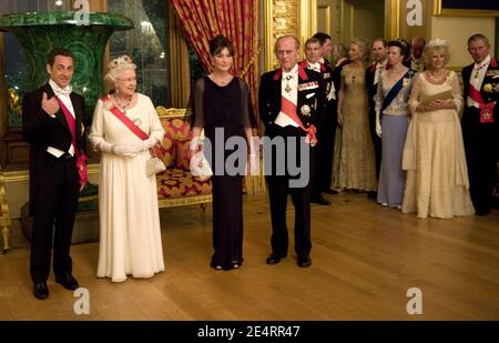 Il presidente francese Nicolas Sarkozy, e sua moglie Carla Bruni-Sarkozy, la regina d'Inghilterra Elizabeth e il marito Prince Philip posano per una fotografia di famiglia prima di un banchetto di Stato al Castello di Windsor, Regno Unito, il 26 marzo 2008. Foto di Philippe Wojazer/piscina/ABACAPRESS.COM Foto Stock