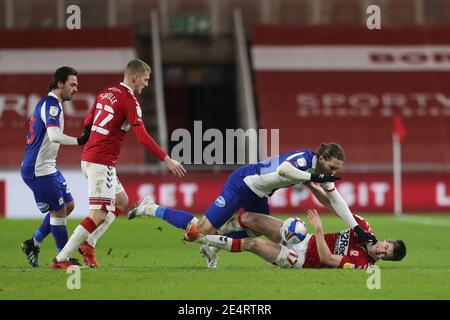 MIDDLESBROUGH, INGHILTERRA. 24 GENNAIO Sam Gallagher di Blackburn Rovers in azione con Paddy McNair di Middlesbrough durante la partita del campionato Sky Bet tra Middlesbrough e Blackburn Rovers al Riverside Stadium di Middlesbrough domenica 24 gennaio 2021. (Credit: Mark Fletcher | MI News) Credit: MI News & Sport /Alamy Live News Foto Stock