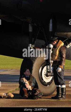 Re-enactor con 'Just Jane' al Lincolnshire Aviation Heritage Center. Foto Stock