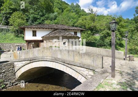 ponte nel villaggio architettonico-etnografico di Etar, Bulgaria Foto Stock